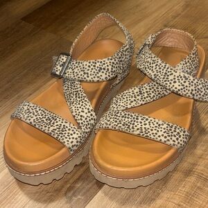 Universal Thread Tan and Black Strappy Sandals